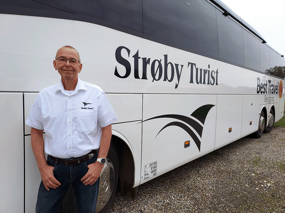 Bjarne foran bus STrøby Turist